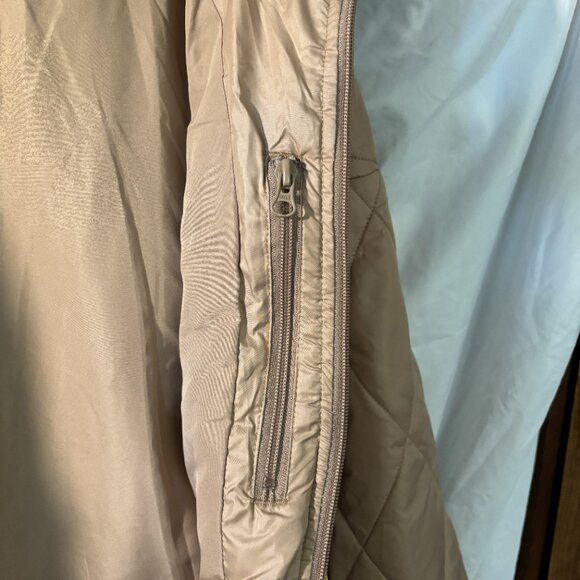 NWT, Beautiful Women's Lightweight Packable Jacket. Size Medium - Picture 5 of 7